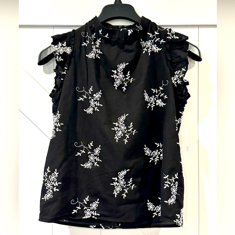 B&W flowered sleeveless top. NWT.